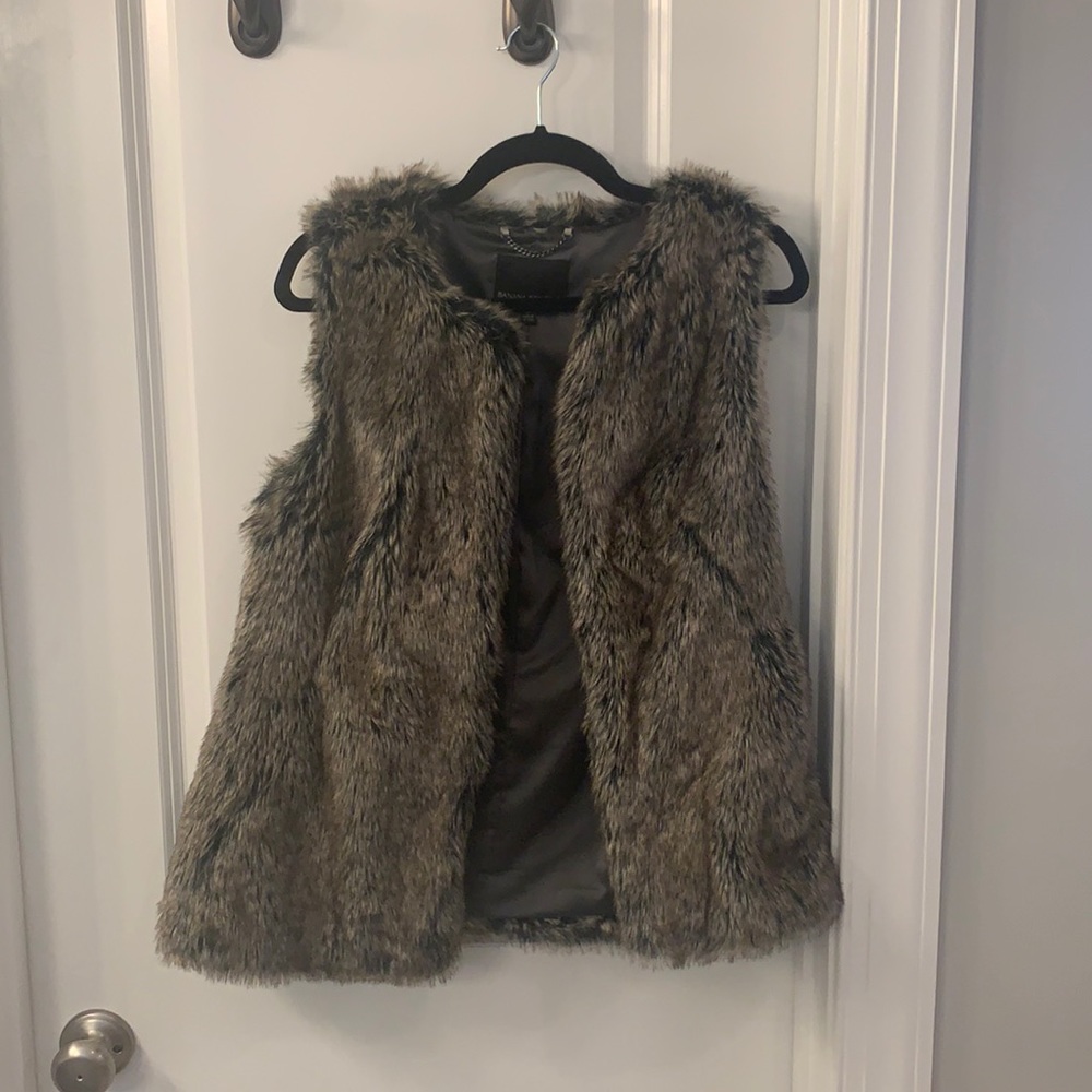 Banana Republic women’s faux fur vest